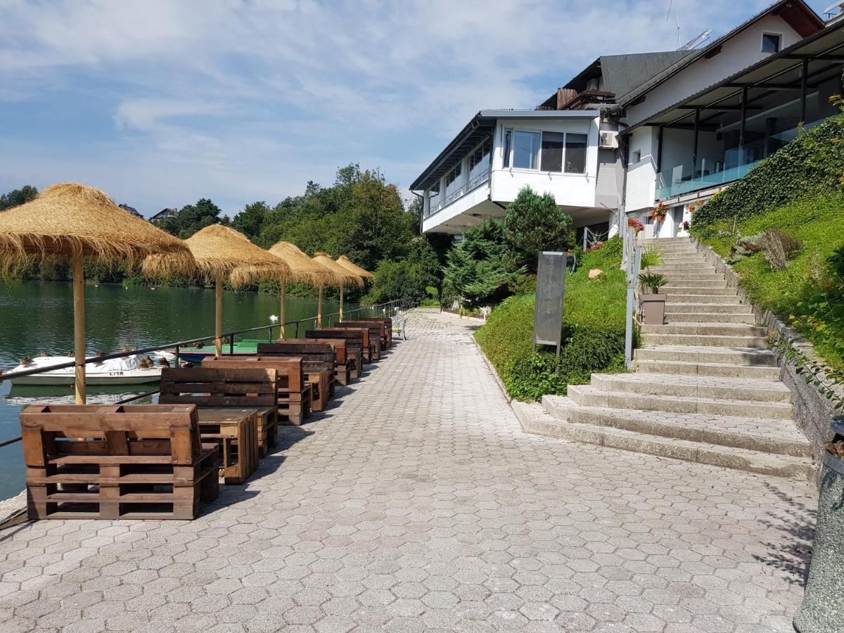 Gostisce Jezero Bed and Breakfast Medvode Buitenkant foto